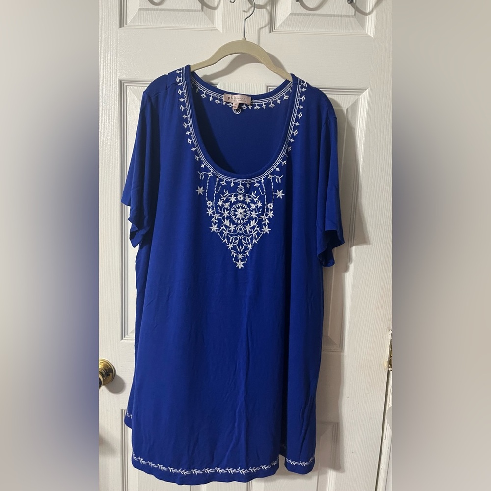 Philosophy Woman Blue
Embroidered Floral Short Sleeve
Top 2X Casual Long